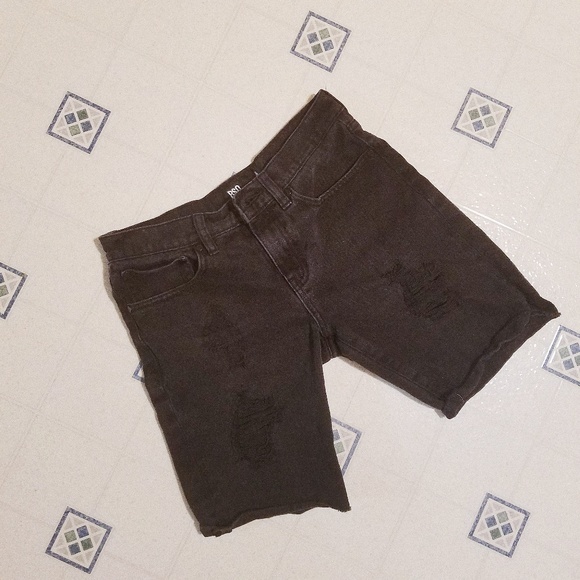 Black Tilly's RSQ Distressed denim bermuda shorts - Picture 3 of 5